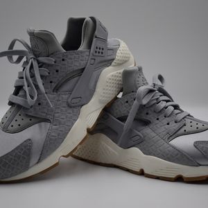 Women's Nike Huarache Sport Shoes | SIZE: 9.5